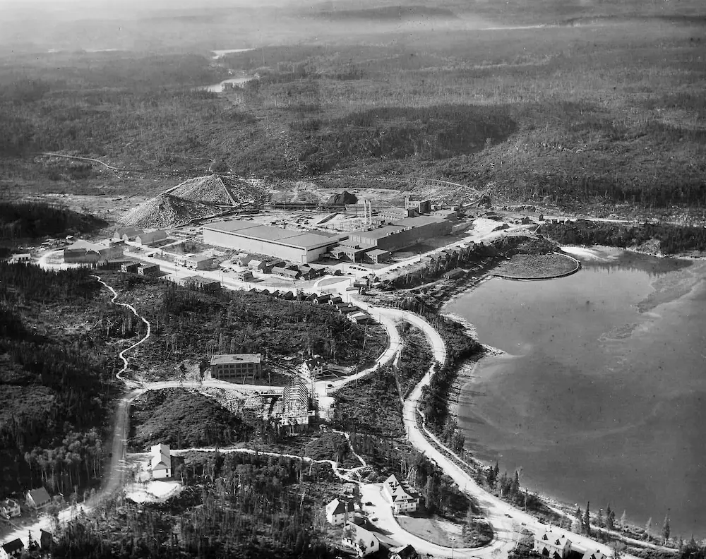Vista aérea de Baie-Comeau en 1939, con la fábrica, la bahía y los primeros barrios