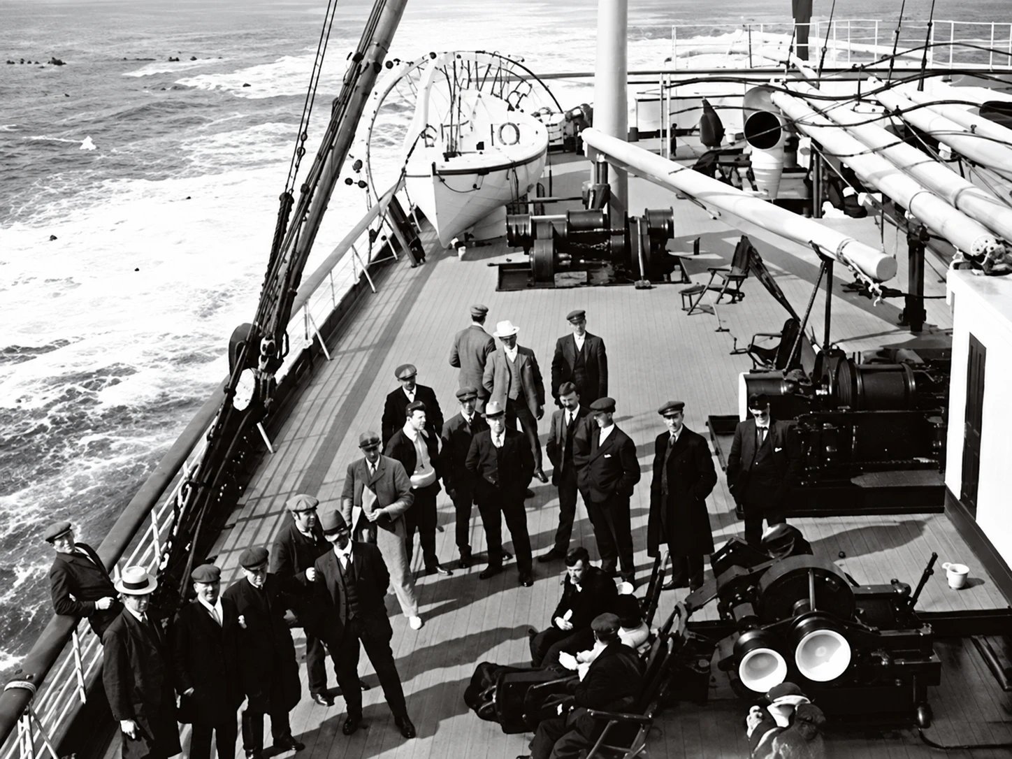 Pasajeros reunidos en el puente de un barco