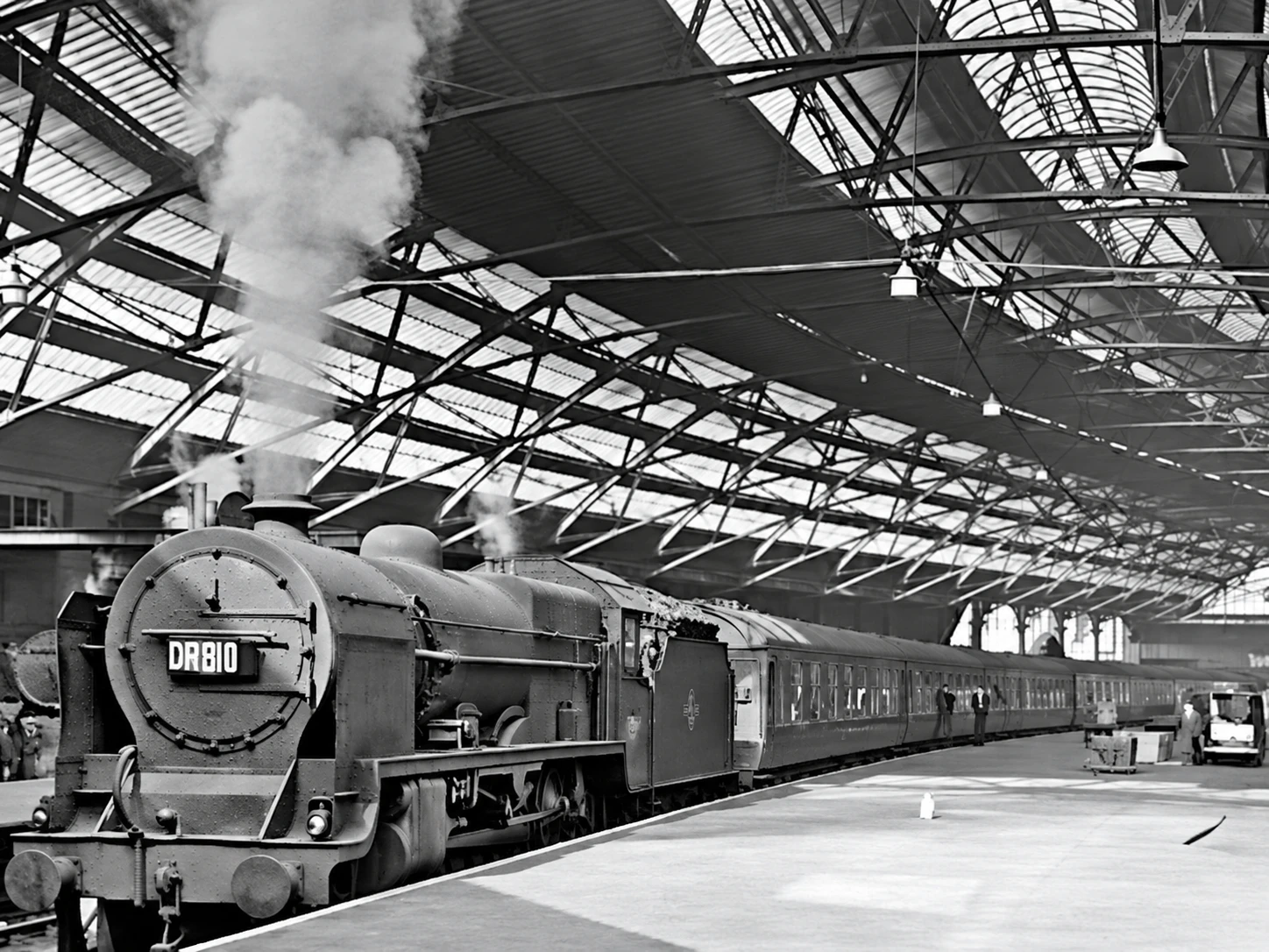 Tren de vapor en una estación cubierta