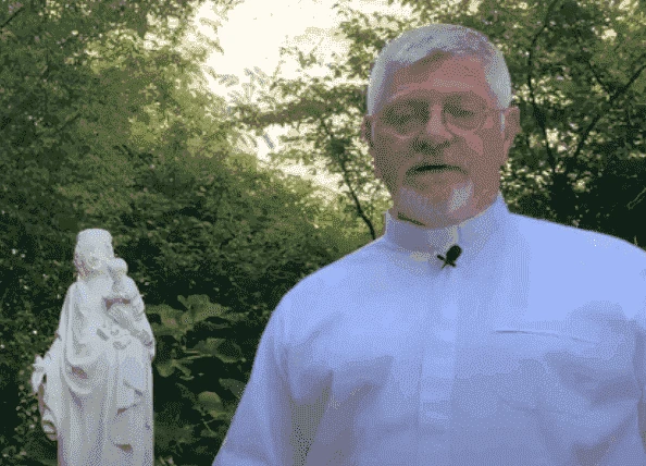 Jean-Michel Amouriaux accanto a una statua di san Giuseppe