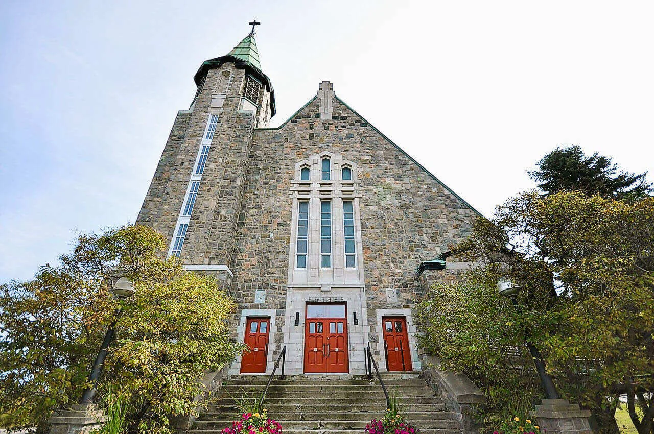 Façade de granit rose et clocher de cuivre de l’église Sant’Amélie