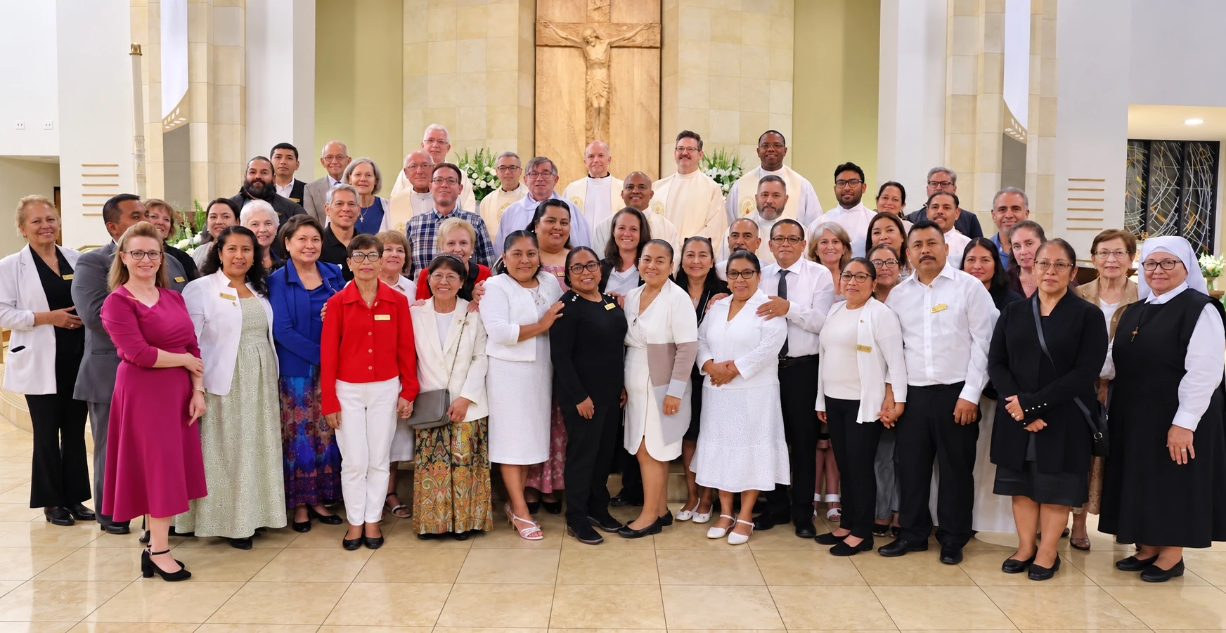 Eudistas, religiosas y asociados laicos reunidos en una iglesia.